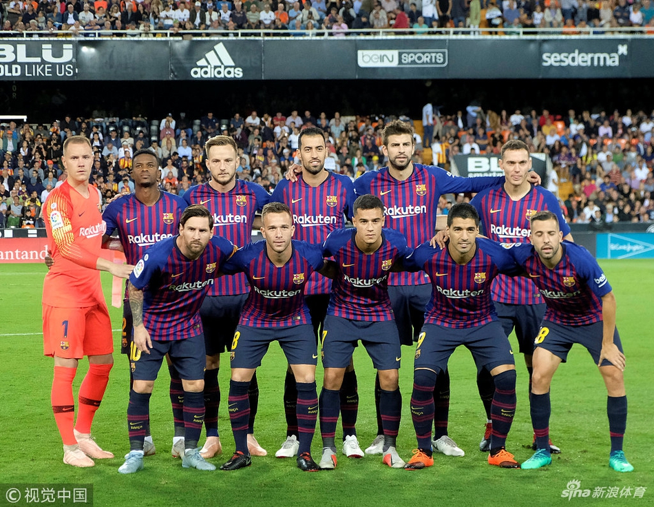 巴萨赛前全家福