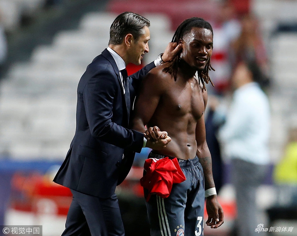 拜仁主帅勉励小将表现