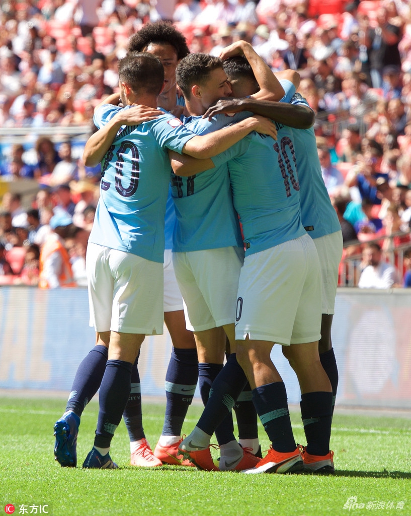 曼城众将庆祝首球