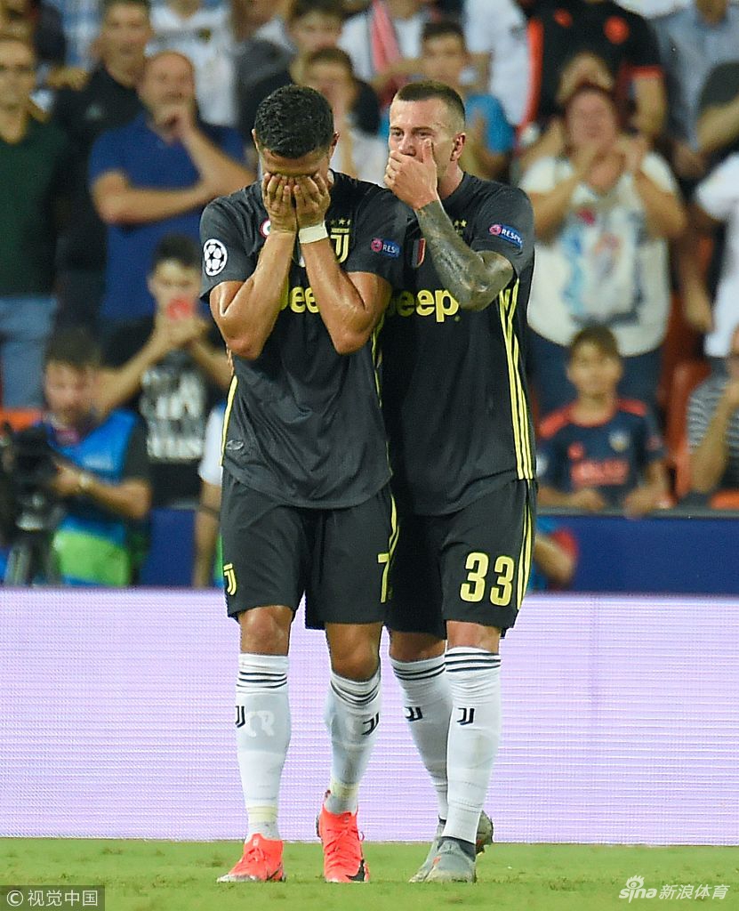 队友上前安慰C罗