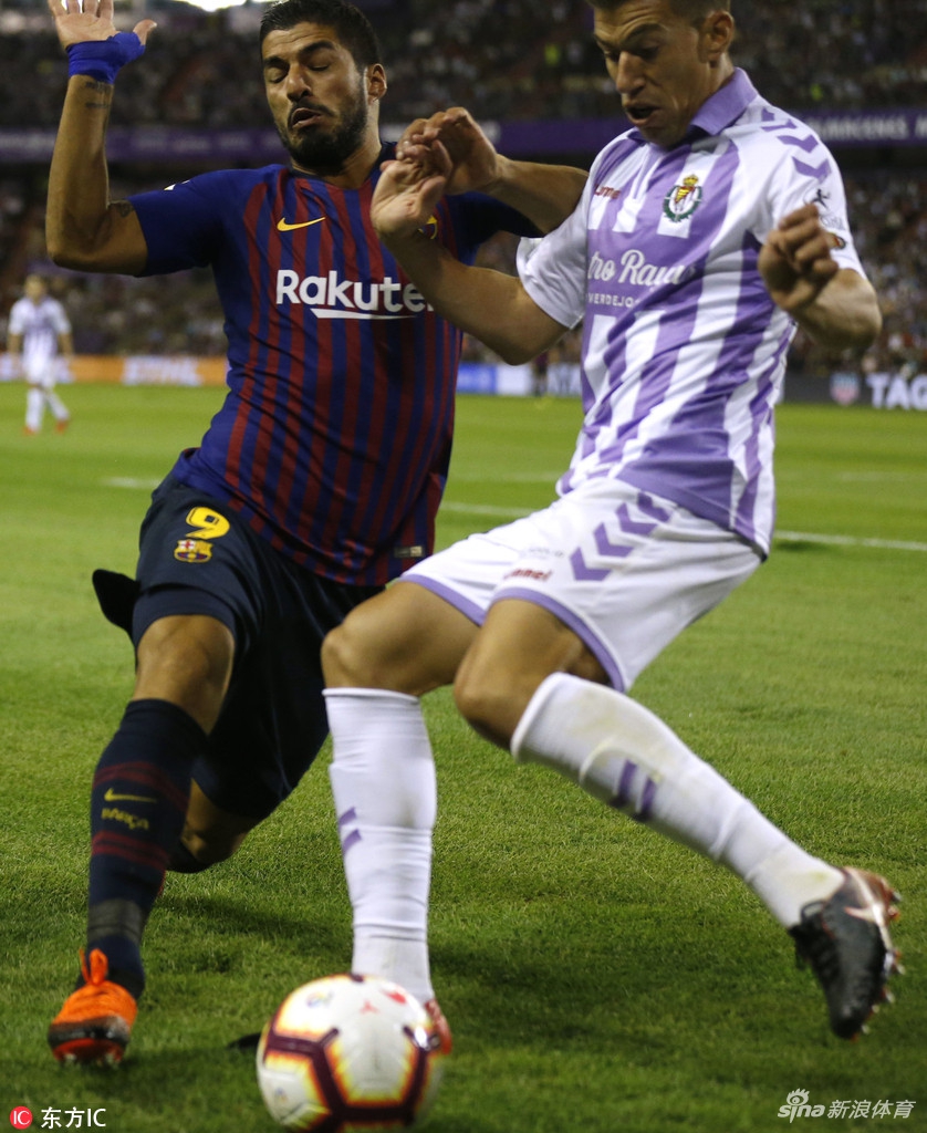 苏亚雷斯与对手纠缠