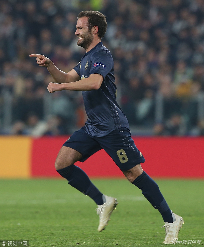 马塔跑向替补席庆祝