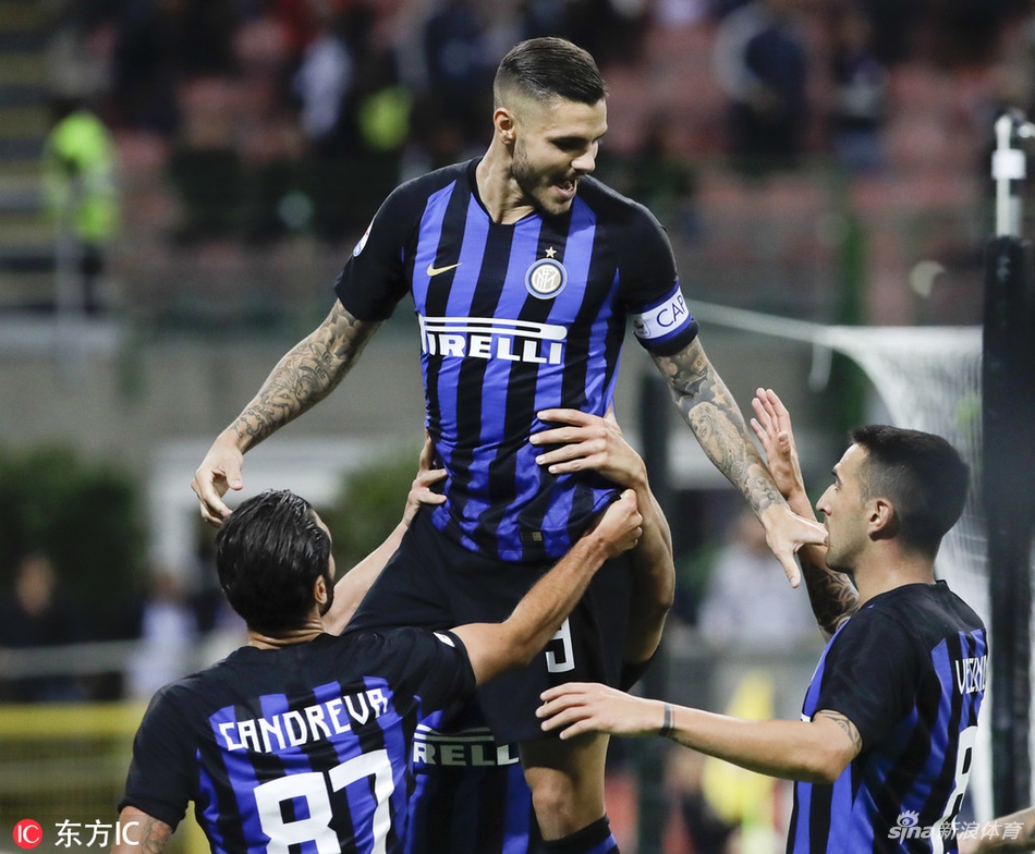 队友簇拥伊卡尔迪