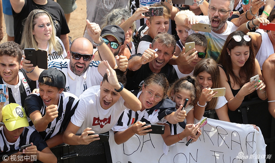 C罗亮相球迷近乎疯狂