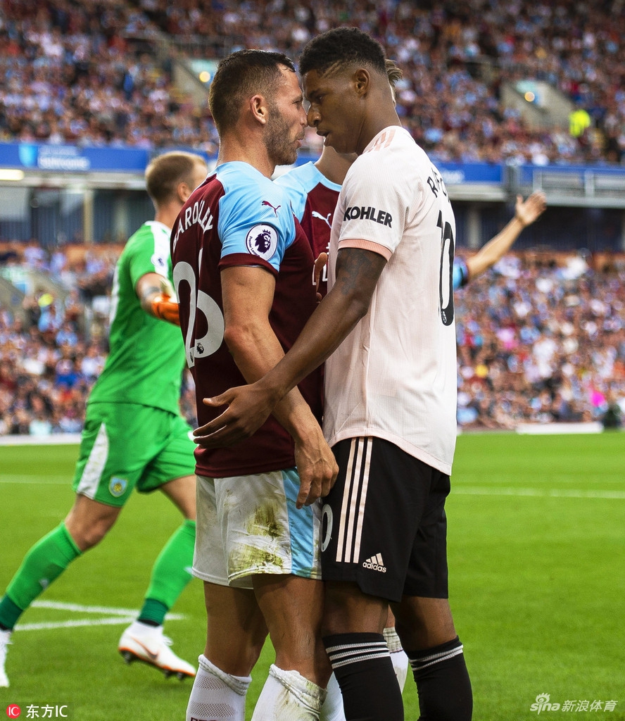 拉什福德与对手顶牛