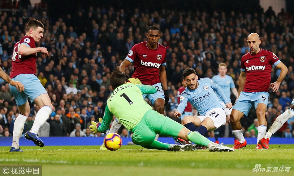 席尔瓦近距离攻门