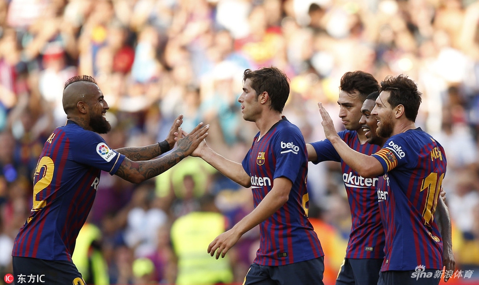 巴萨众将庆祝进球