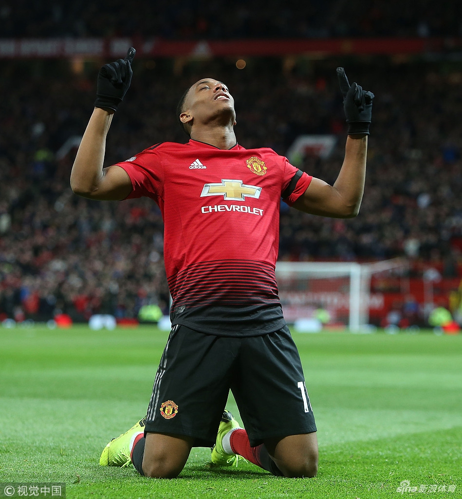 马夏尔跪地庆祝