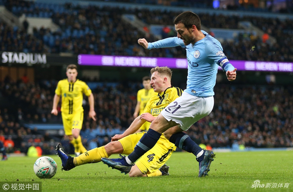 席尔瓦近距离攻门