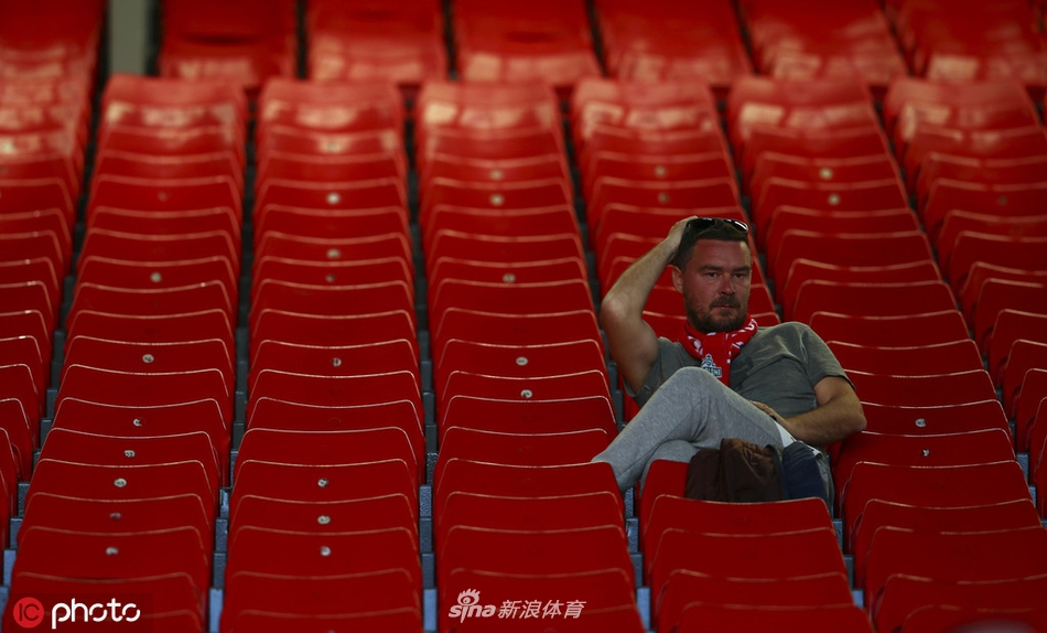 球迷久久不愿离去