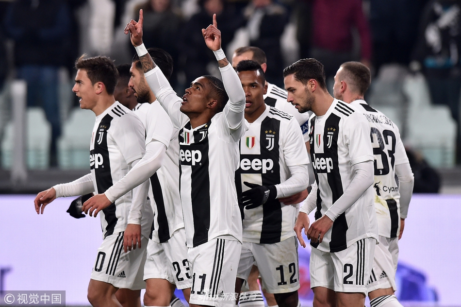 尤文众将祝贺科斯塔