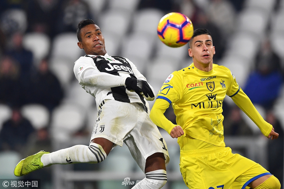 桑德罗头槌攻门