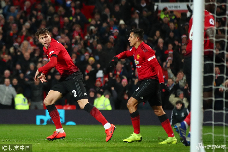 林德洛夫招呼队友