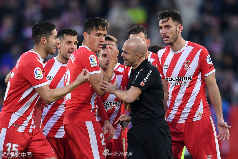 赫罗纳球员向主裁抗议