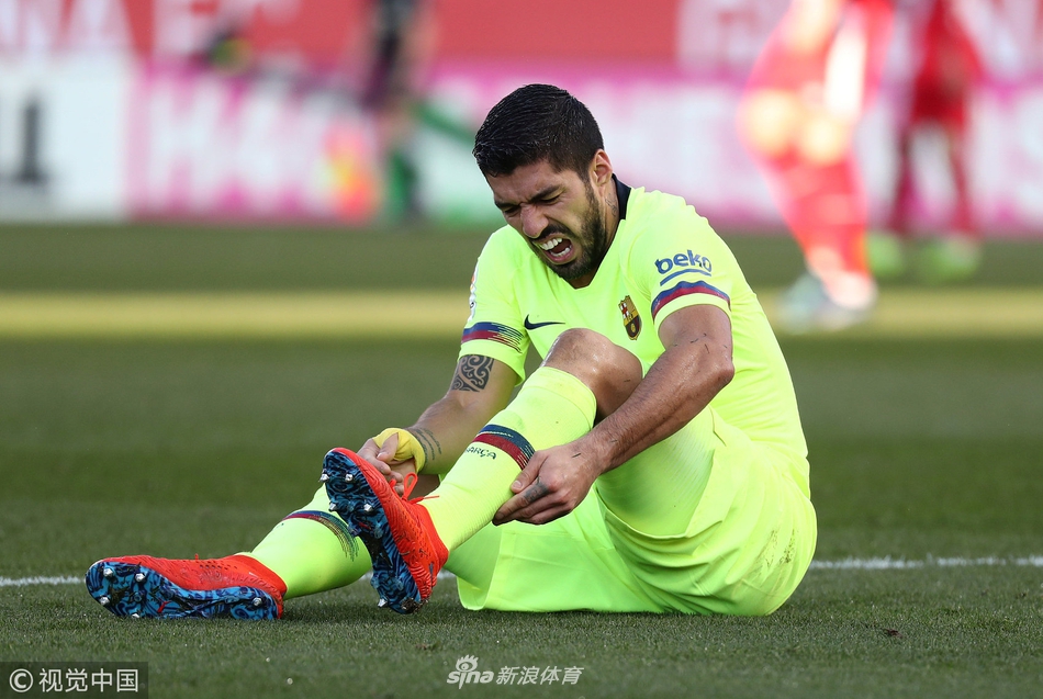 苏亚雷斯被踢小腿