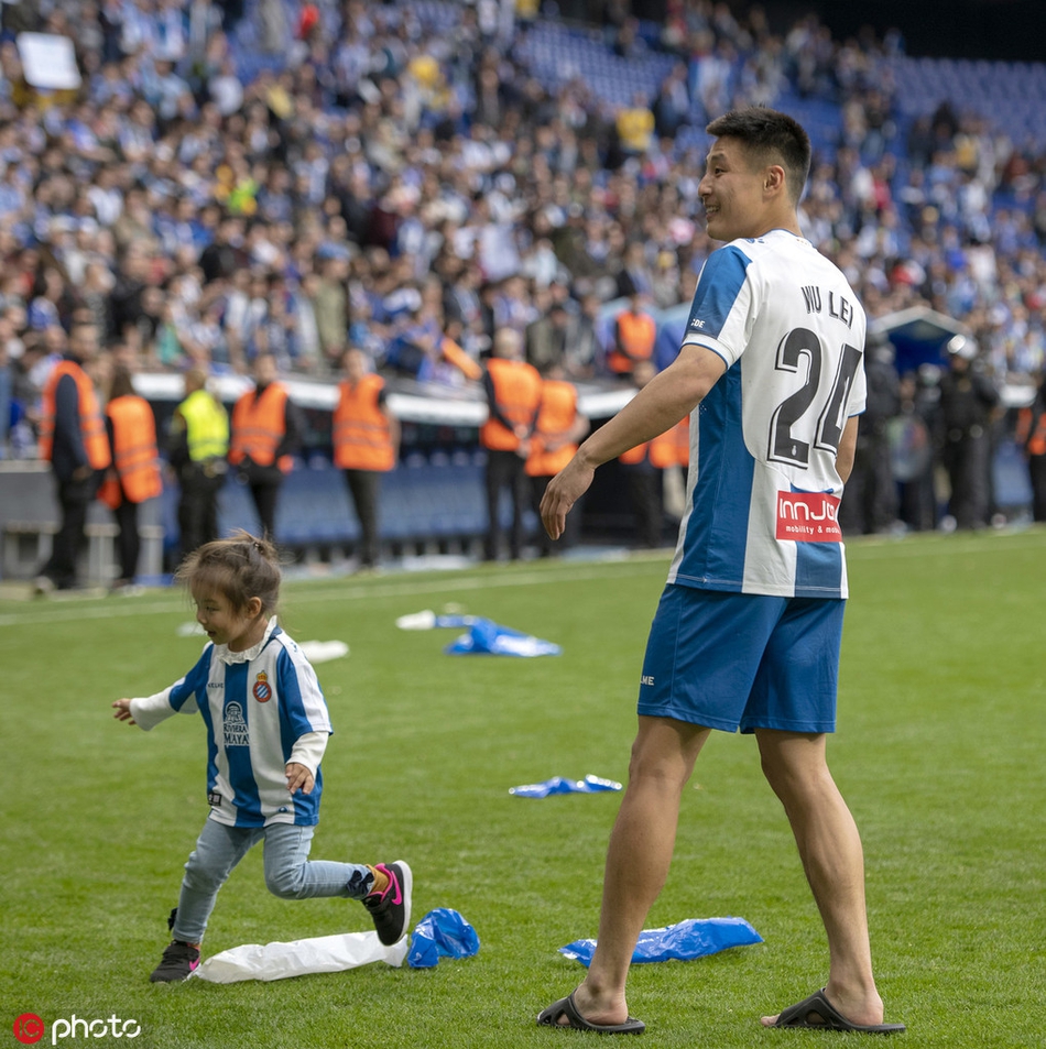 武磊携女儿谢场