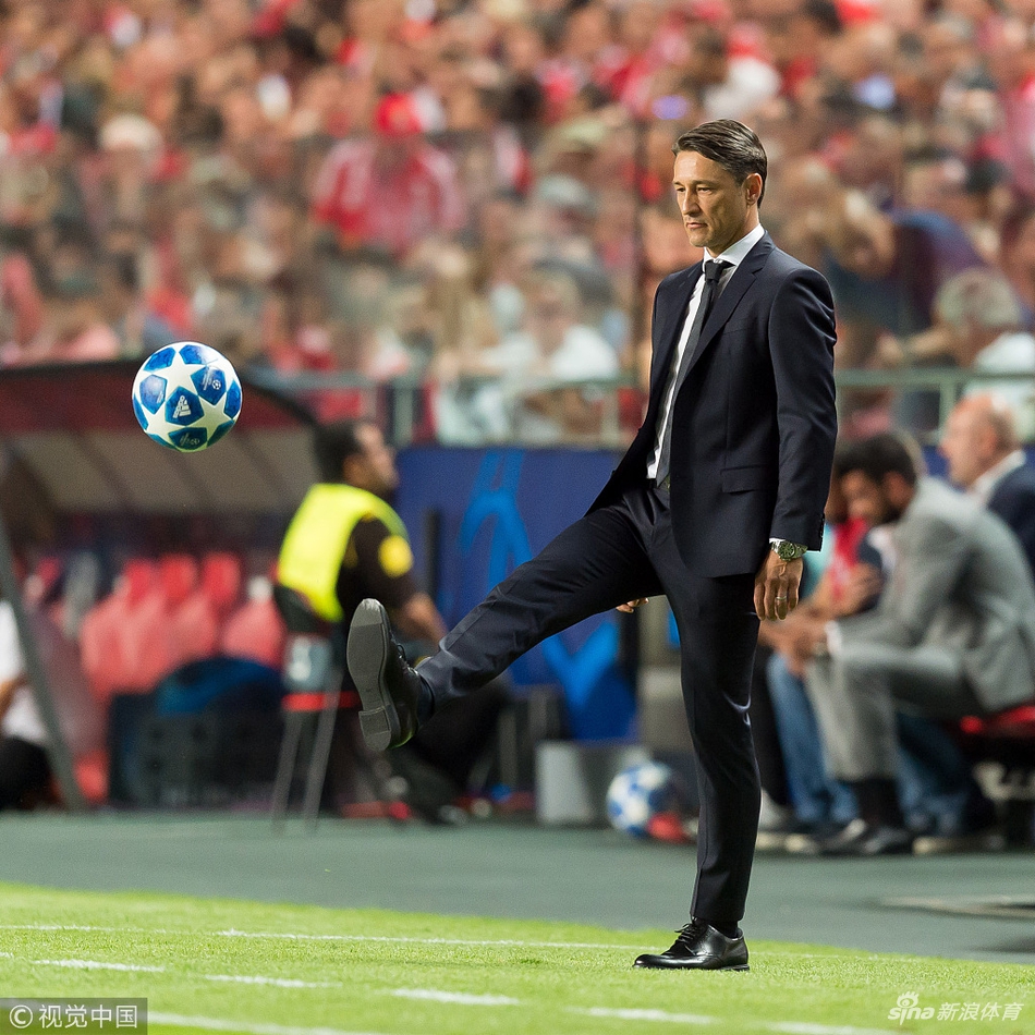 科瓦奇场边秀球技