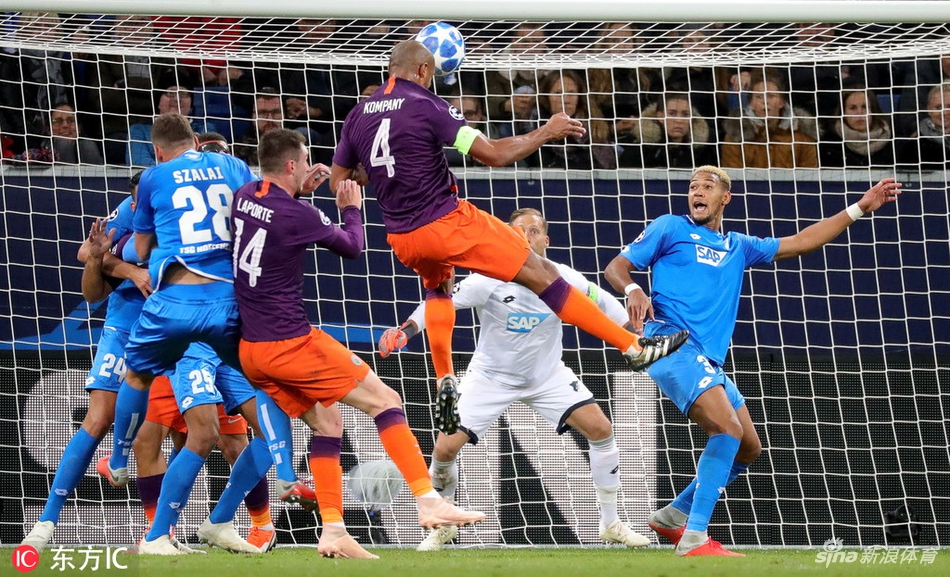 孔帕尼头球攻门