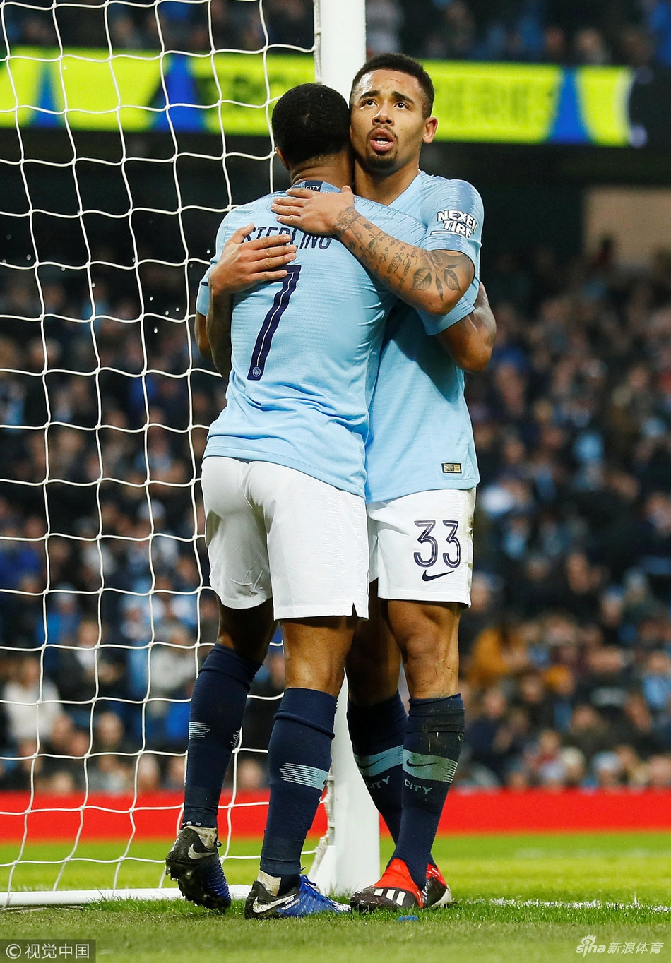 热苏斯拥抱喂饼好友