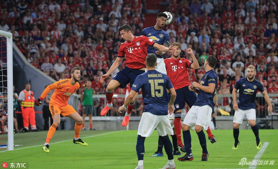 马丁内斯头球破门