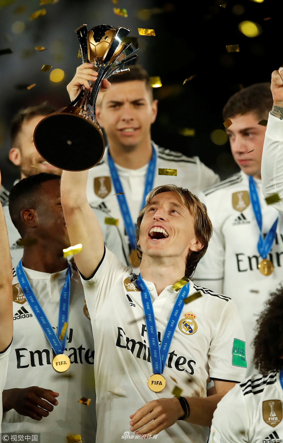 世俱杯三连冠!皇马众将激动捧杯