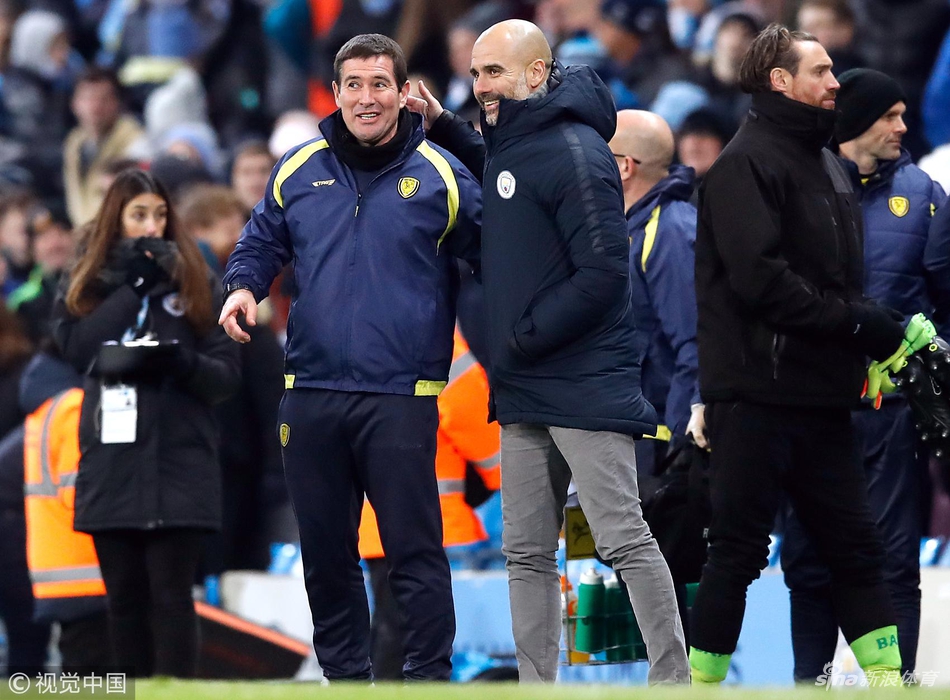 瓜帅安慰对方主教练