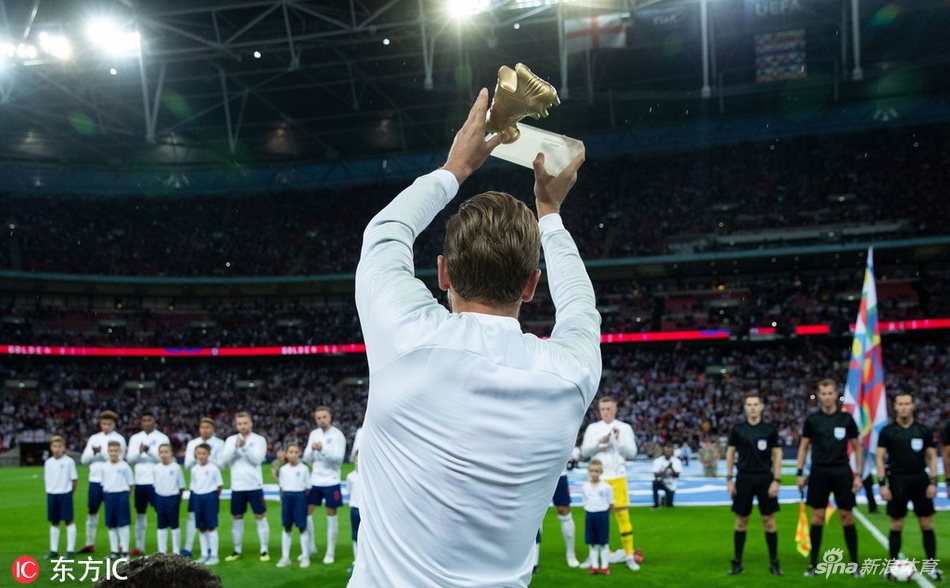 凯恩展示世界杯金靴