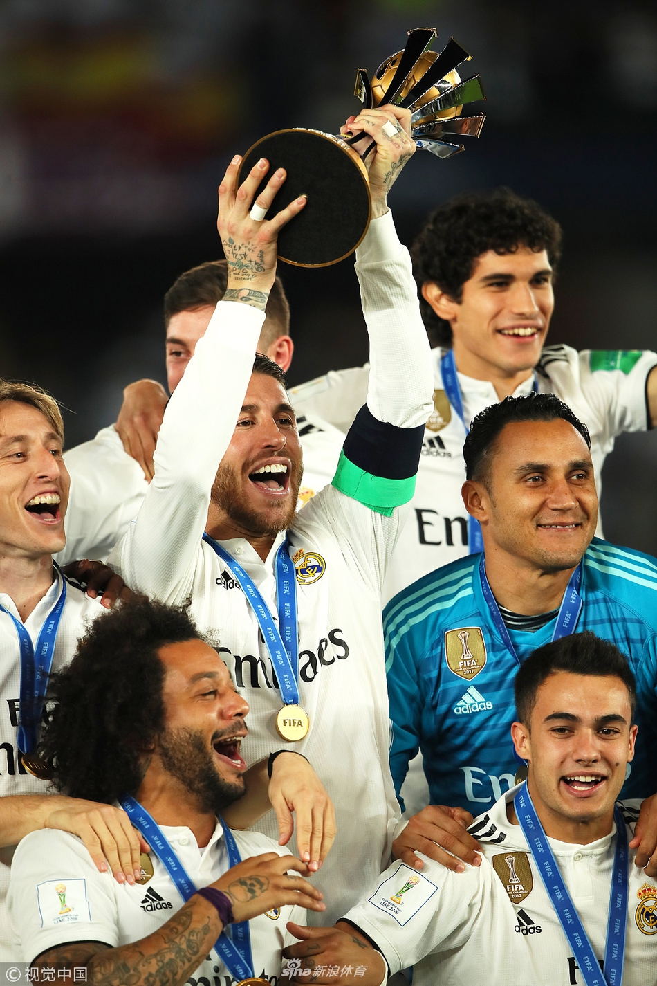 世俱杯三连冠!皇马众将激动捧杯
