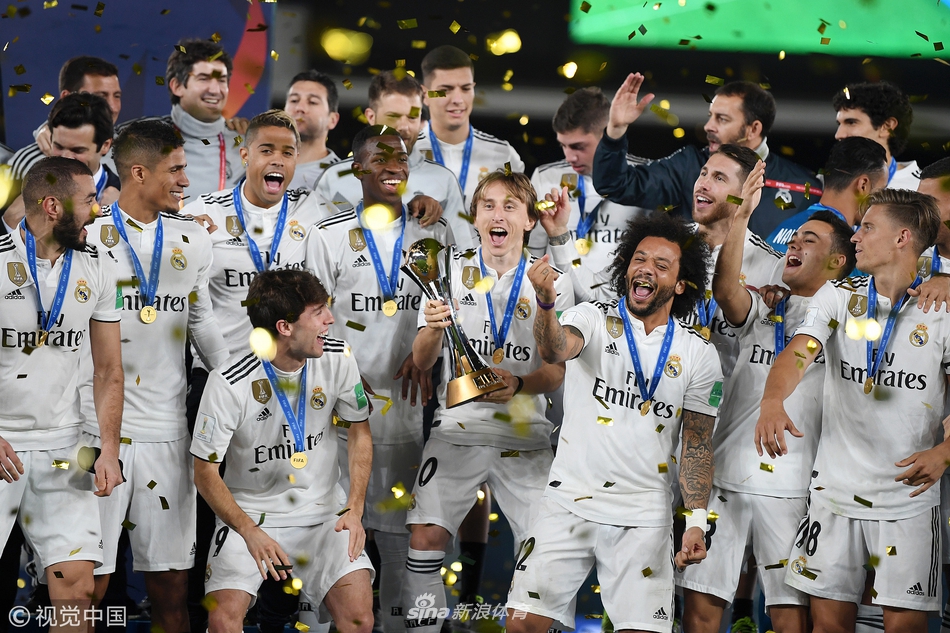 世俱杯三连冠!皇马众将激动捧杯