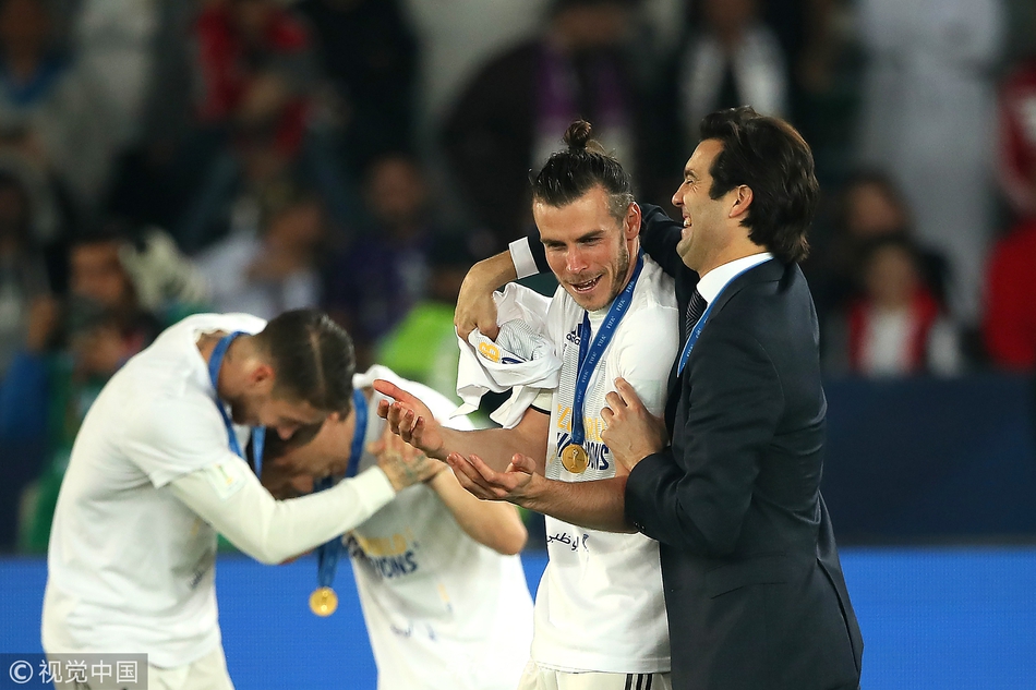 世俱杯三连冠!皇马众将激动捧杯