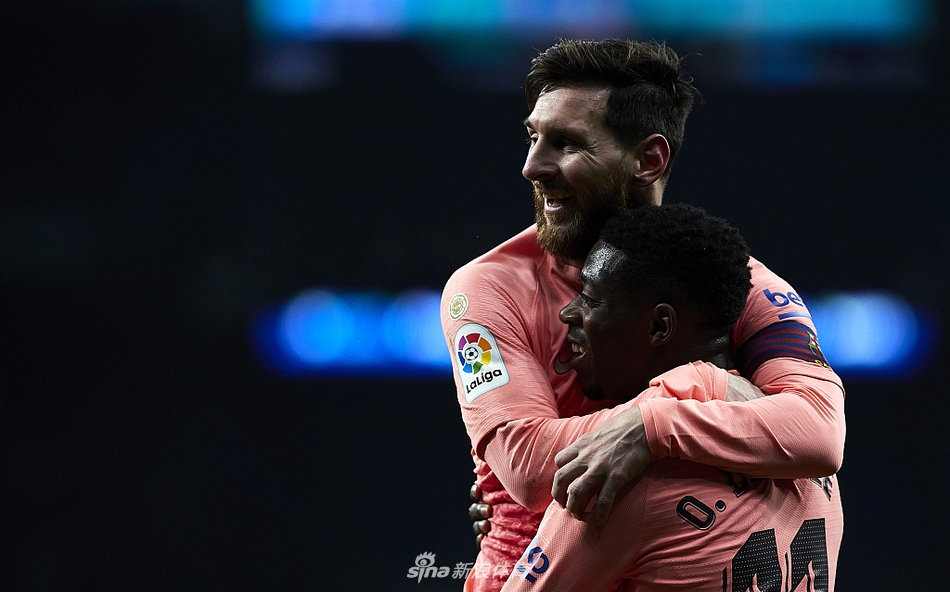 登贝莱抱住梅西