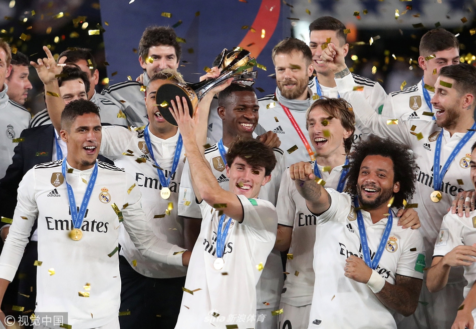 世俱杯三连冠!皇马众将激动捧杯