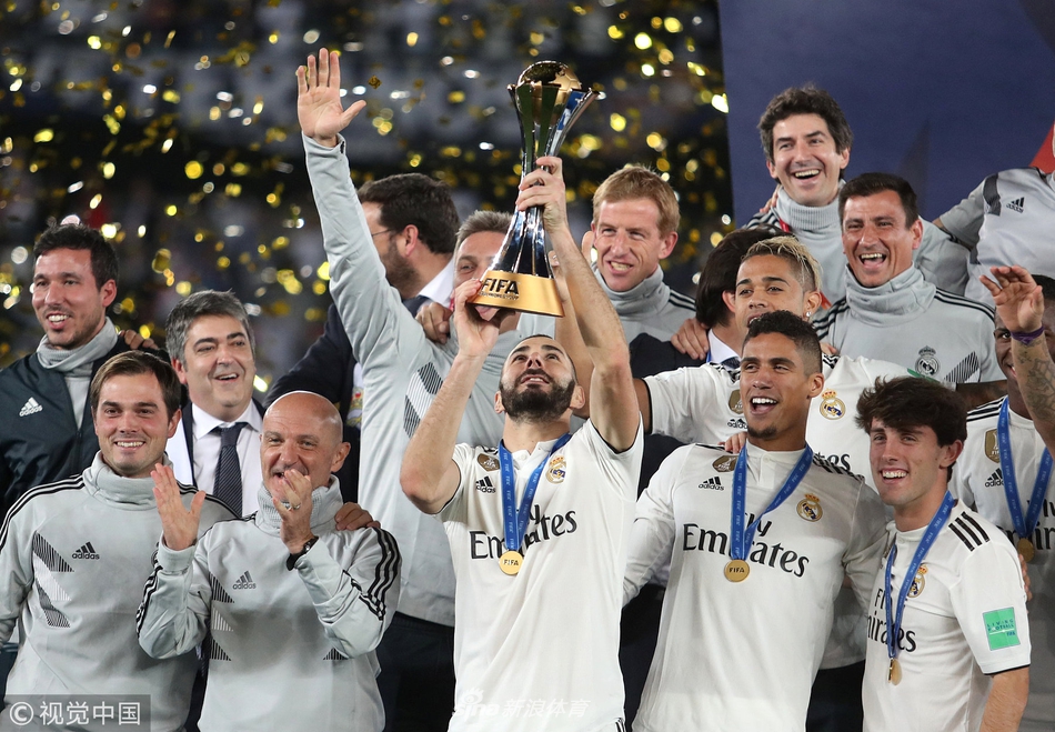 世俱杯三连冠!皇马众将激动捧杯