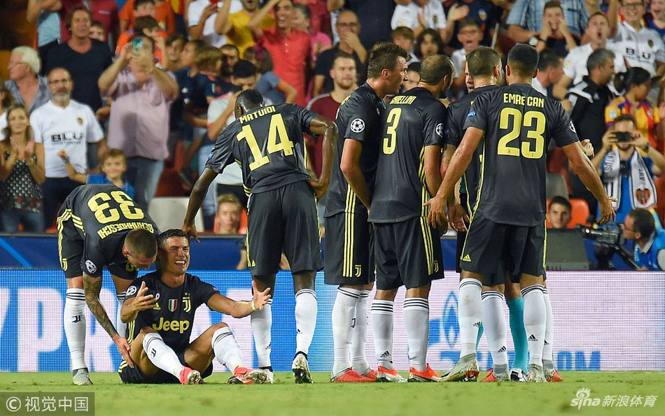 尤文队员围住主裁