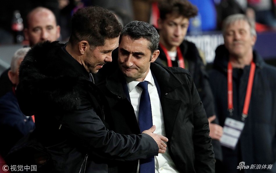 双方主帅赛前寒暄