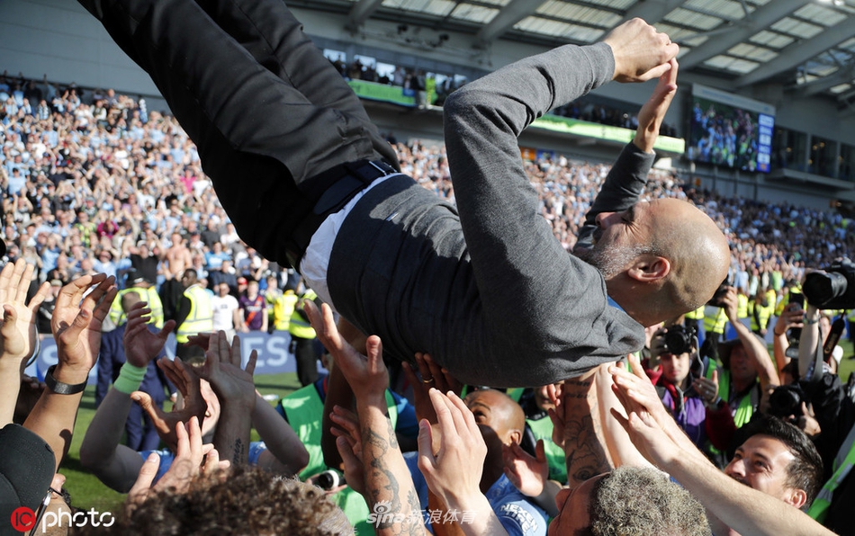 将士们抛起瓜帅