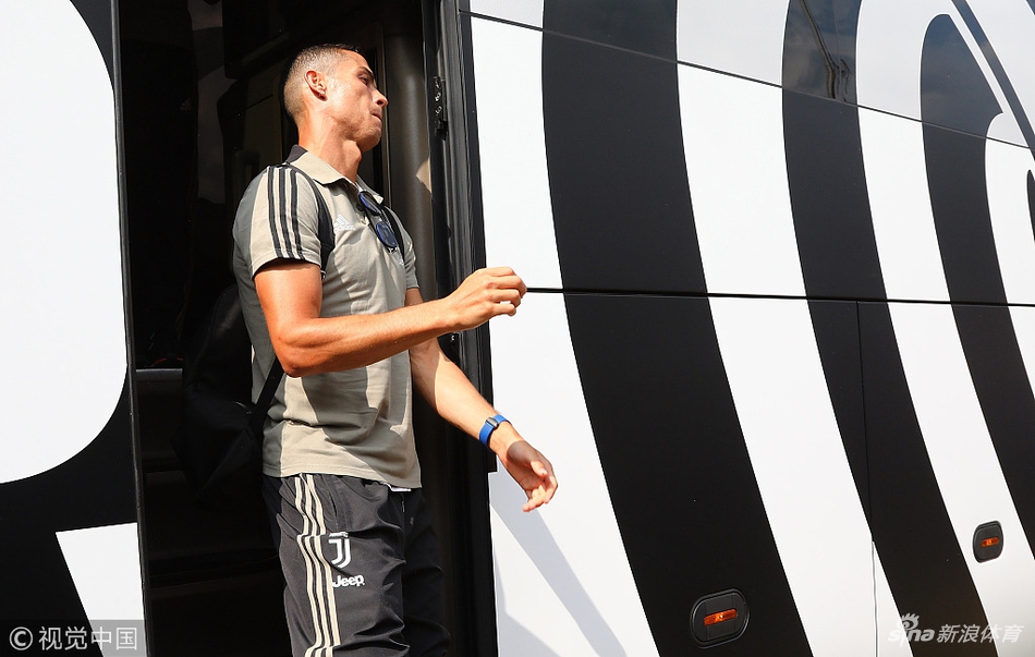 C罗走出球队大巴