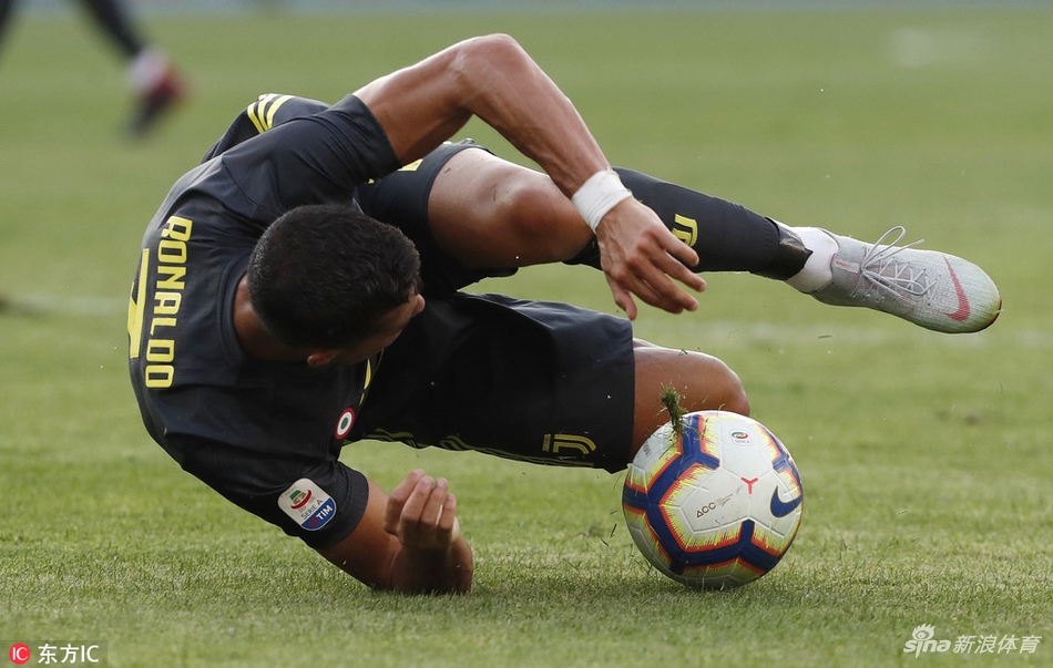 C罗禁区边缘被撞倒