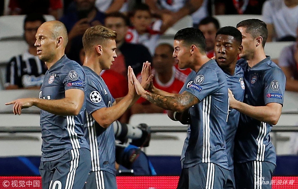 拜仁众将庆祝首球