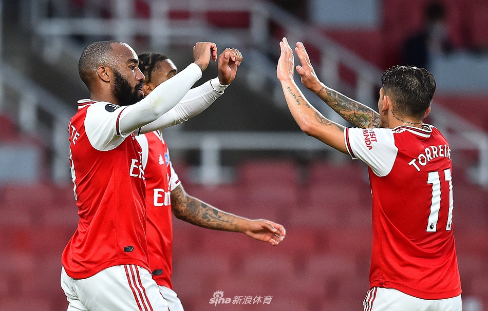 [英超]阿森纳2-1利物浦 拉卡泽特传射