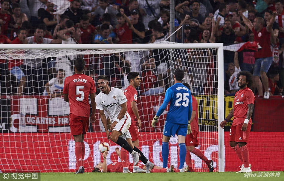 席尔瓦转身狂奔庆祝