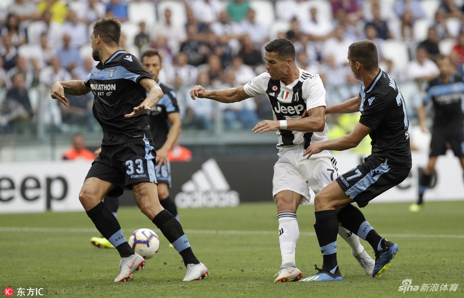 C罗遭遇包夹防守