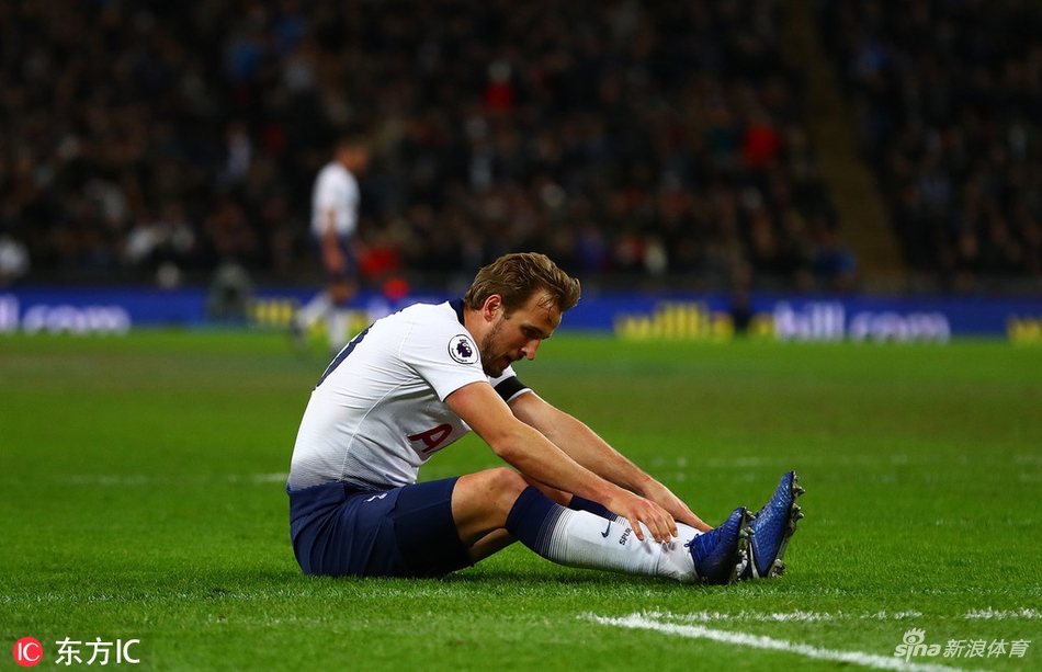 凯恩无奈坐在地上