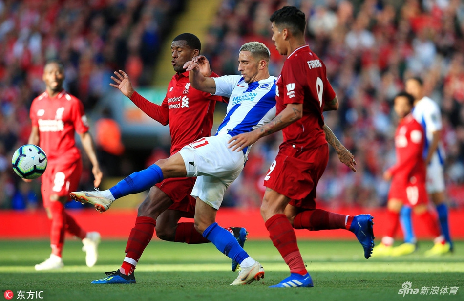 双方中场激烈拼抢