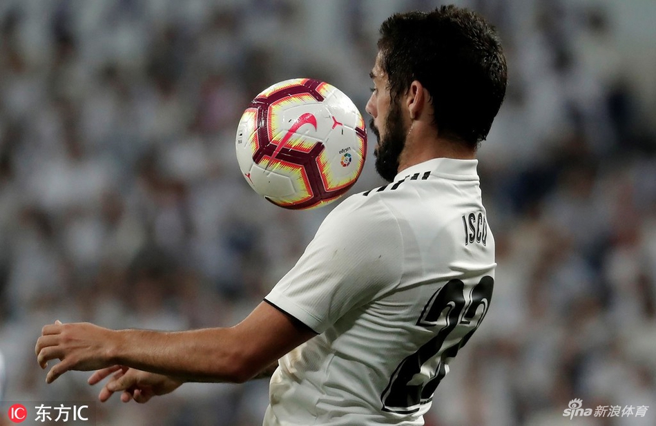 伊斯科胸部踢球