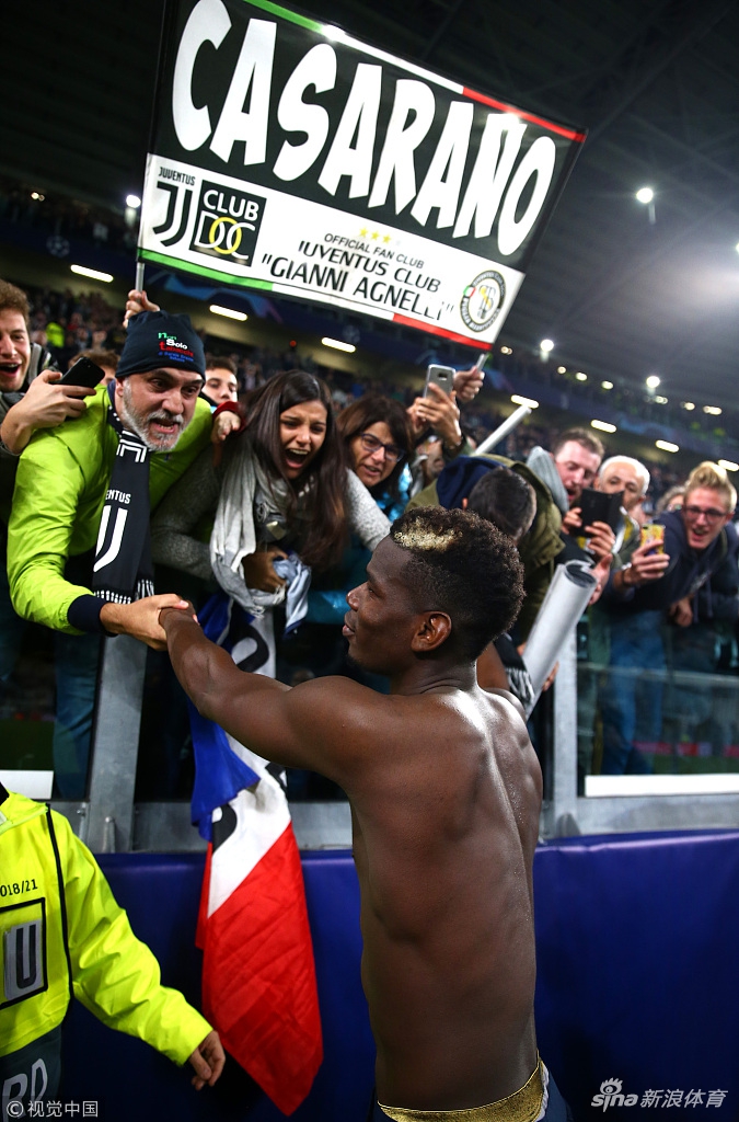 博格巴赛后与尤文球迷互动
