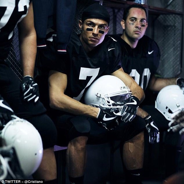 周末他Po了一张橄榄球的照片，他是否也看了超级碗呢？