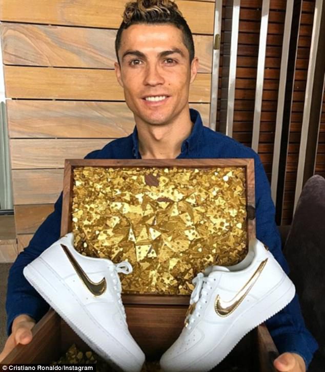 耐克送了他一双镶金球鞋