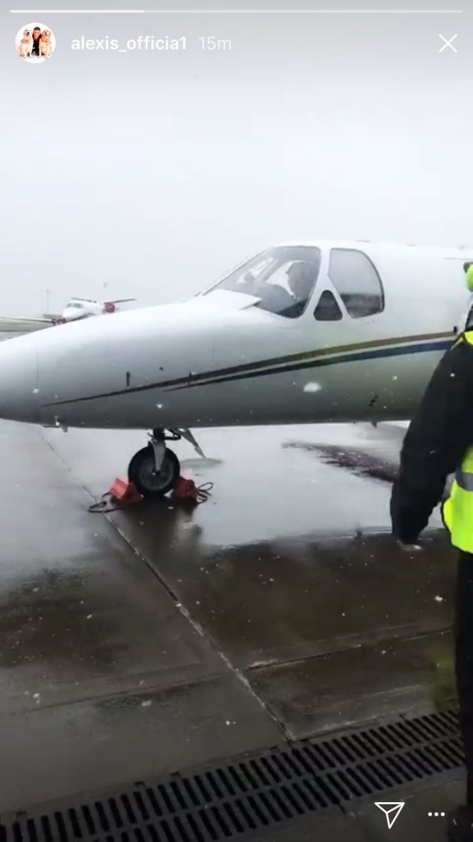 桑切斯登上私人飞机