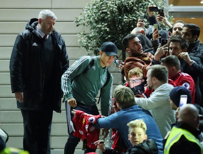 索要签名的球迷团团围住他